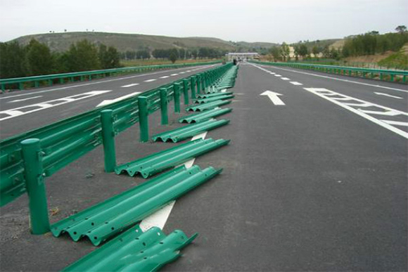 通辽波形护栏的维护与管理确保道路安全的关键步骤